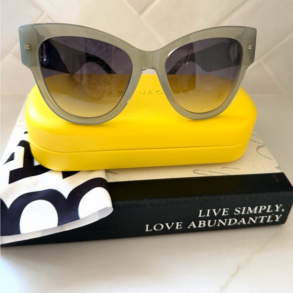 NWT Marc Jacobs Gray Cat-Eye Sunglasses main image 4